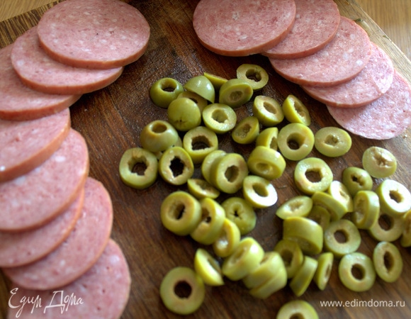 Для начинки подойдет любая колбаса.