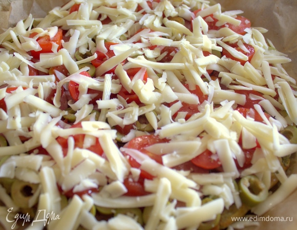 Посыпать сыром.