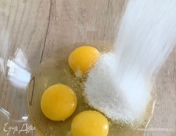 Яйца взбейте со щепоткой соли и сахаром в пышную пену.