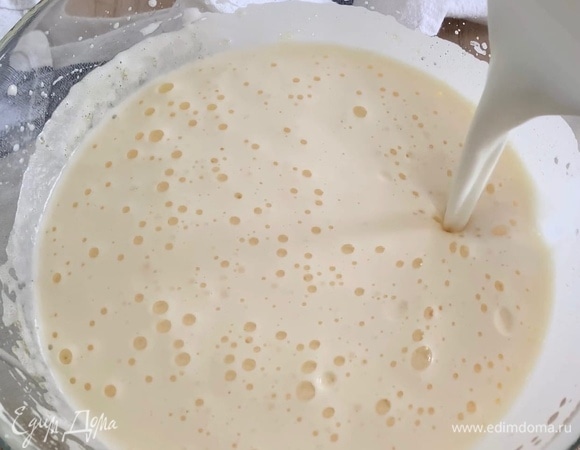 Влейте молоко.