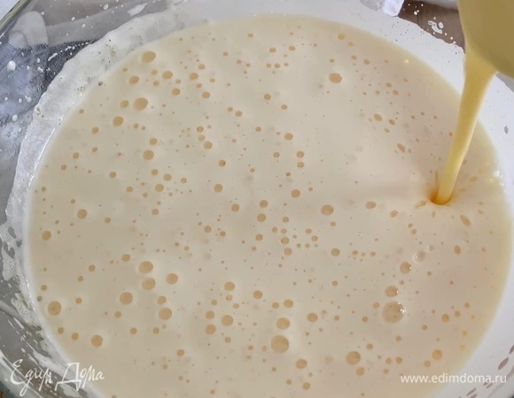 Затем — растопленное охлажденное сливочное масло. Взбейте.