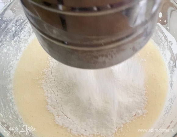 Просейте муку с разрыхлителем и аккуратно перемешайте венчиком.