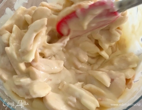 Яблоки промойте, очистите от кожуры, удалите сердцевину и нарежьте тонкими пластинками. Это важный этап. Чем тоньше будут нарезаны яблочки, тем вкуснее получится пирог. Сбрызните яблоки лимонным соком и аккуратно вмешайте в тесто.