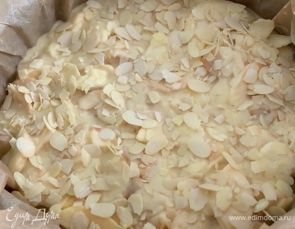 Форму застелите пергаментом и выложите тесто. Сверху посыпьте миндальными лепестками. Выпекайте пирог в разогретой духовке при 180°C примерно 40–45 минут. Дайте остыть и посыпьте сахарной пудрой или корицей. Приятного аппетита!