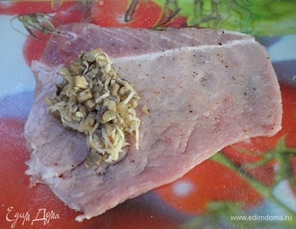 Начинку разделить на 6 частей и выложить на отбивные.