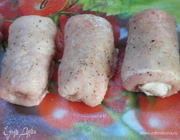 Завернуть рулетики и, если вы не уверены, скрепите их деревянными зубочистками. Я этого не делала.