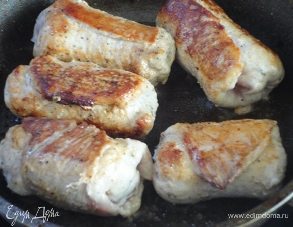 В сковороде разогреть оставшееся масло и обжарить крученики со всех сторон. Если вы их не скрепляли зубочистками, то сразу выкладывайте швом вниз, чтобы крученики не развернулись. Сюда же вылить бульон (я готовлю его из сухого бульонного порошка), убавить огонь и готовить под крышкой 10 минут.