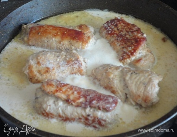 Затем влить сливки, довести до кипения и подержать крученики в сливочном бульоне минуты 3 при медленном кипении и открытой крышке.