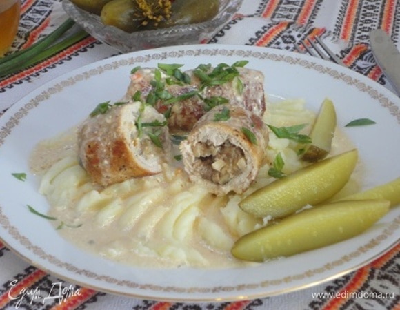 Крученики выложить на тарелку и накрыть, а к сливкам добавить 2 ч. л. крахмала, разведенные в 50 мл холодной воды, перемешать и подержать на плите до загустения. Мужчины любят такое блюдо с картофельным пюре и домашними маринадами, а мы, девочки, — с салатиком из свежих овощей.