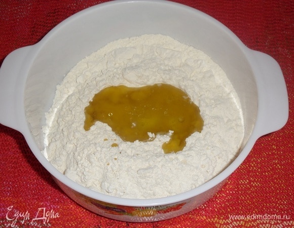 Подготовим продукты. Картофель заранее отвариваем в подсоленной воде. Остужаем. В чашку просеиваем муку. Добавляем щепотку соли, оливковое масло и холодную воду.