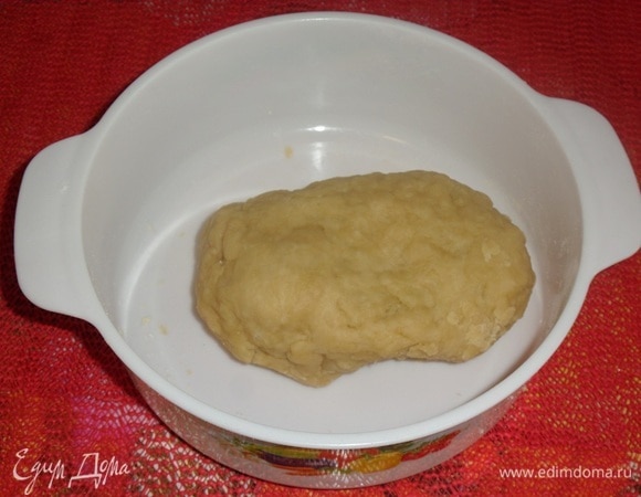 Быстро замешиваем тесто. Убираем его в пакет и кладем в холодильник на 10–15 минут.