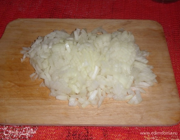 Нарезаем лук.