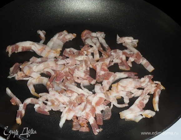 В разогретую сковороду выкладываем бекон и обжариваем 2–3 минуты.