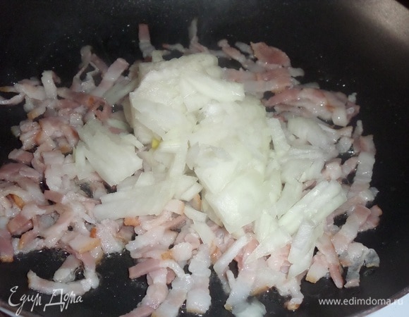 Затем в сковороду добавляем лук. Обжариваем 3–5 минут, постоянно помешивая.