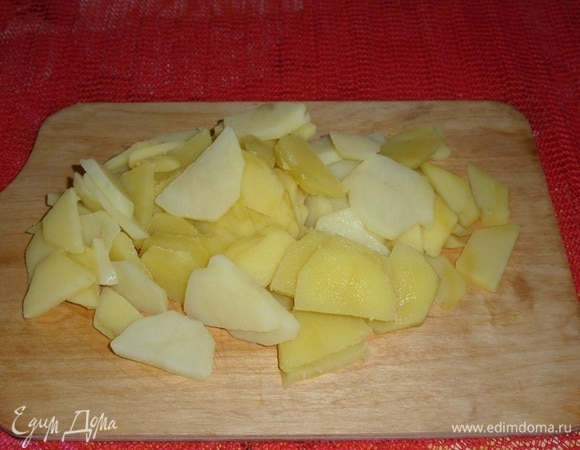 Картофель нарезаем ломтиками.