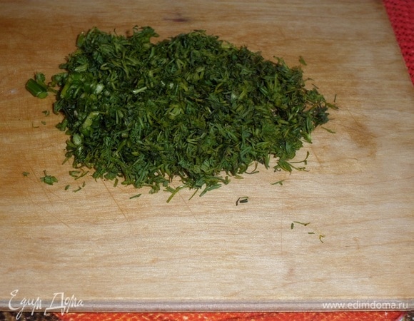 Мелко нарезаем зелень.