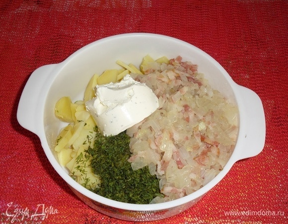 В чашку выкладываем нарезанный картофель, обжаренный бекон с луком, зелень, творожный сыр (у меня творожный сыр с зеленью), щепотку соли и черного молотого перца.