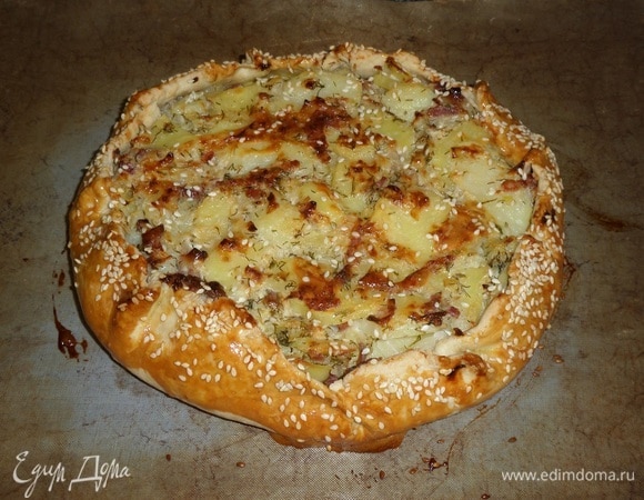 Выпекаем пирог 30–40 минут при 180–200°C, ориентируясь на свою духовку.