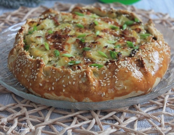 Вынимаем пирог из духовки. Немного остужаем и подаем, добавив нарезанной зелени.