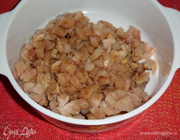 Выкладываем в чашку, добавляем соевый соус.