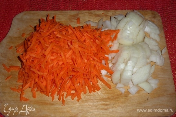 Приступаем к приготовлению супа. Нарезаем лук и натираем на терке морковь.
