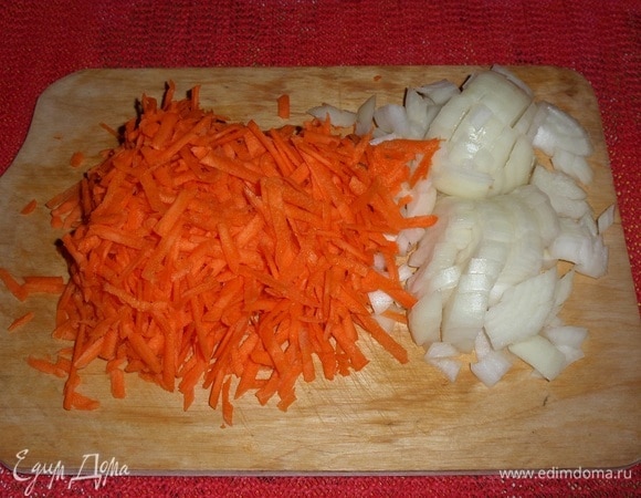 Приступаем к приготовлению супа. Нарезаем лук и натираем на терке морковь.
