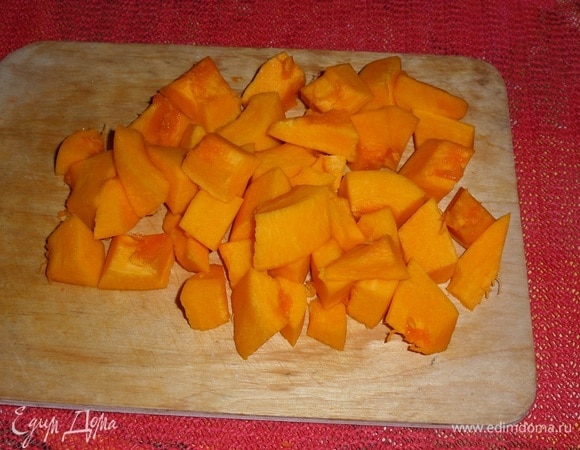 Очищаем и нарезаем тыкву (в рецепте указан вес очищенной тыквы).