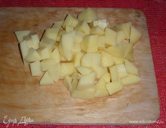 Нарезаем картофель.