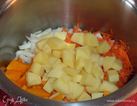 Кастрюлю с толстым дном ставим на огонь. Наливаем в нее 2 ст. л. растительного масла и выкладываем все нарезанные овощи.