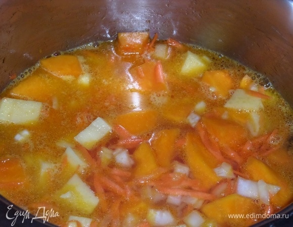 Затем добавляем соль и воду.