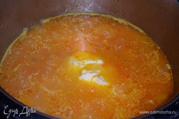 Затем добавляем 1 ст. л. с горкой плавленого сыра. Суп с сыром варим пару минут.