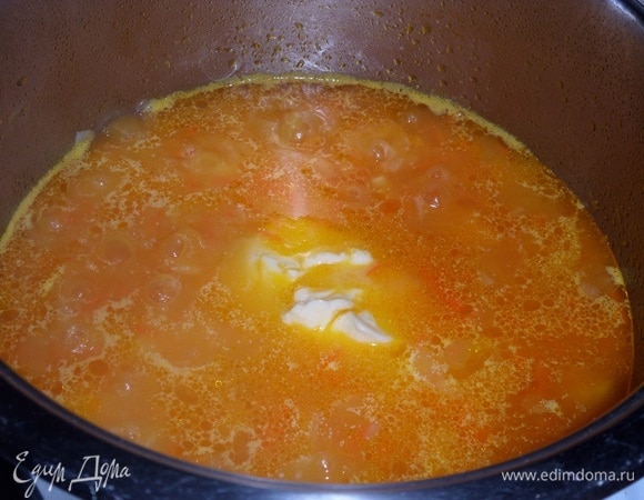 Затем добавляем 1 ст. л. с горкой плавленого сыра. Суп с сыром варим пару минут.