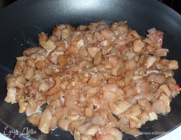 В разогретую сковороду наливаем 1 ст. л. растительного масла и выкладываем замаринованное куриное мясо.