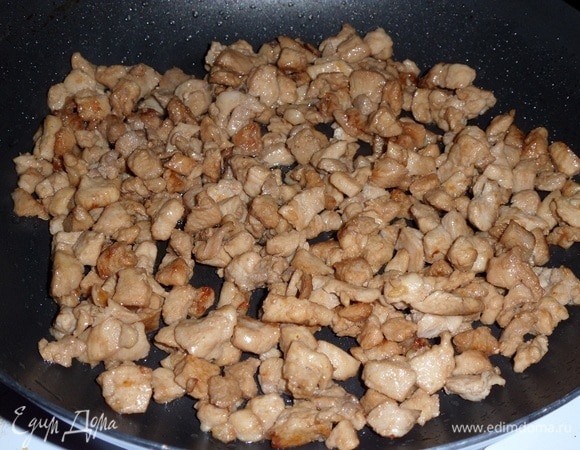 Обжариваем 10 минут, помешивая лопаткой. Затем убираем сковороду с огня.