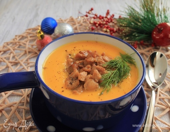 Разливаем суп по чашкам, добавляем обжаренное куриное мясо, зелень и молотый перец (детям без перца). Подаем к столу.