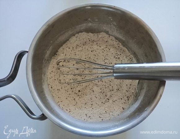 В сотейнике с толстым дном вскипятить молоко. Смешать сахар, смесь для капучино и кукурузный крахмал.