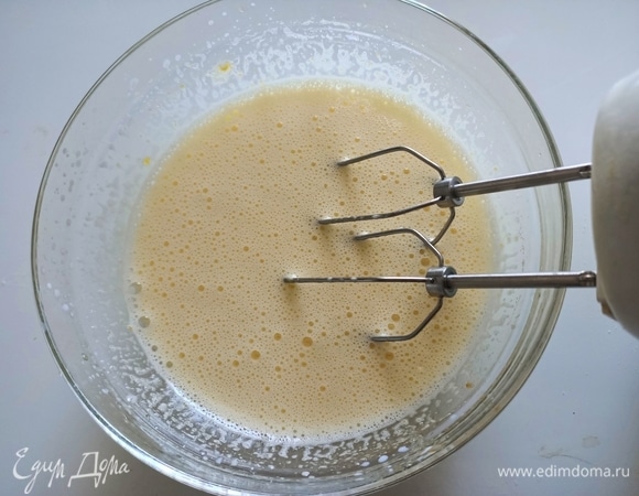 С помощью миксера взбить яйца, постепенно добавляя сахар, молоко и масло.
