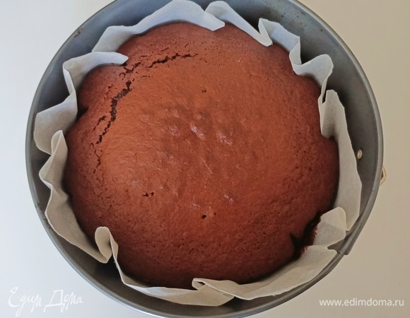 Выпекать бисквит в разъемной форме в предварительно разогретой духовке при 180°C 20 минут.