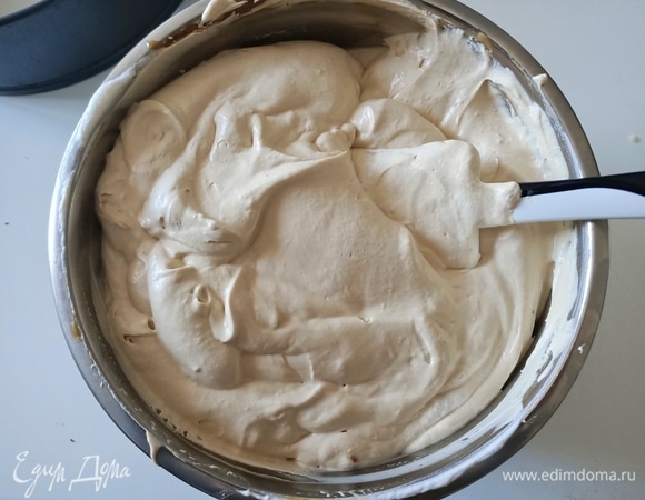 Желатин отжать, добавить пару чайных ложек горячей воды и размешать до полного растворения желатина. Затем ввести в крем и перемешать.