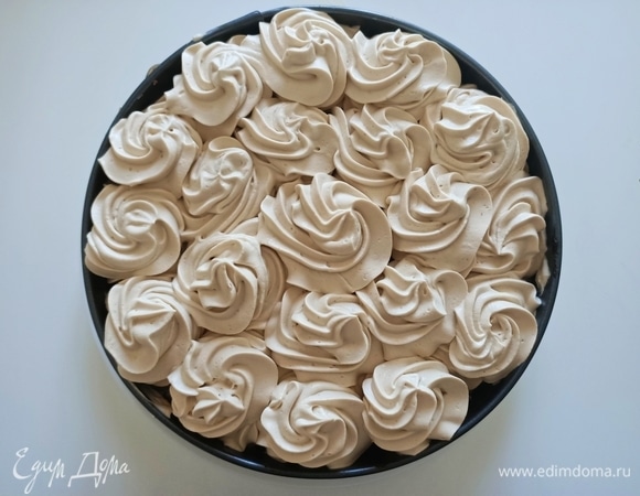 Накрыть крем второй половиной бисквита, пропитать, выложить оставшиеся крем и поставить в холодильник на 3–4 часа.