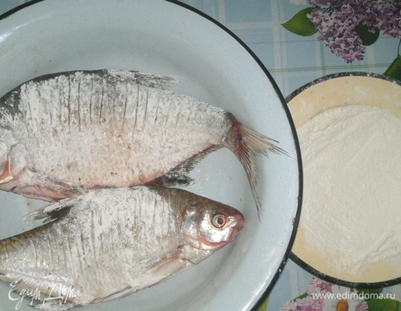 Лещей посолить, поперчить. Обвалять в муке.