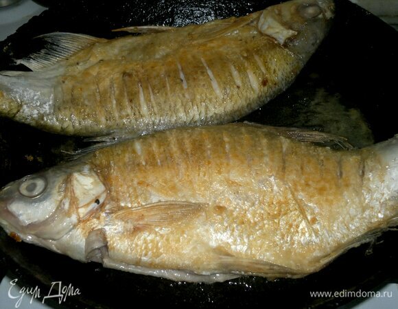 В сковороде разогреть растительное масло и обжарить рыбу до румяности с обеих сторон.