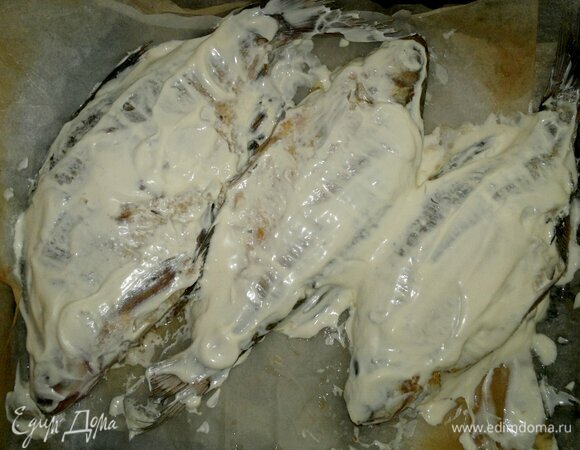 Противень застелить фольгой. Выложить на фольгу лещей, обильно смазать сметаной. Перевернуть на другую сторону и тоже смазать. Поставить противень в духовку, разогретую до 180°C, и запекать рыбу до румяности, примерно 25–30 мин.