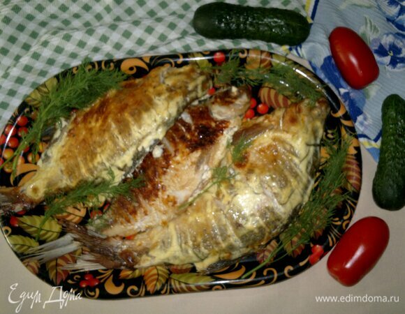 Выложить лещей на блюдо и подать к столу в горячем или холодном виде со свежими овощами и зеленью. Приятного аппетита!