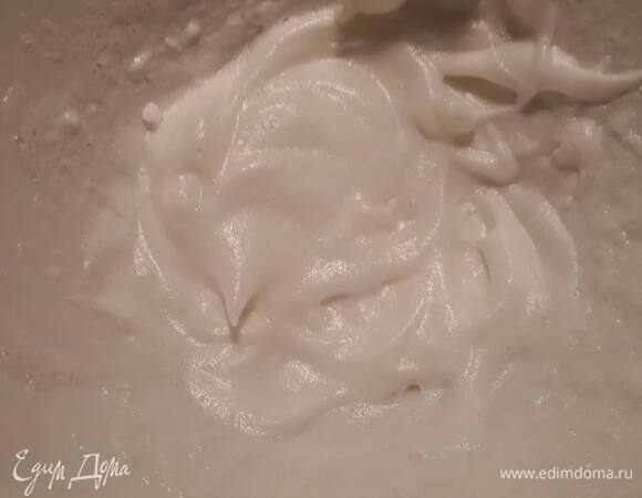 Взбейте белки в устойчивую пену.