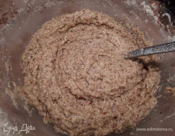 Влейте ликер (или сок), добавьте белки и аккуратно перемешайте ложкой до однородного состояния. Поставьте в холодильник минут на 20.