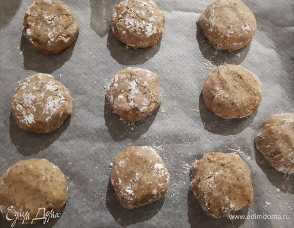 Сформируйте шарики (тесто липкое, но ничего добавлять не нужно) и обваляйте их в сахарной пудре. Выложите на противень и выпекайте при 180°C 15 минут (вне зависимости от размера амаретти).