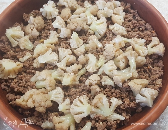 Цветную капусту разобрать на соцветия, бланшировать минут 5 в подсоленной воде. Выложить на фарш.