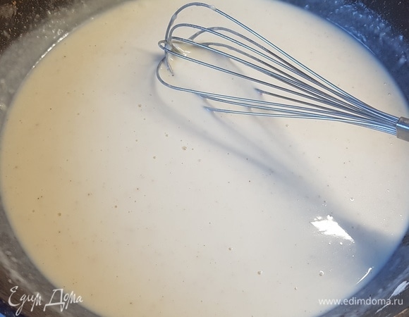 Для соуса растопить сливочное масло, добавить муку и все вместе немного обжарить. Влить молоко и размешать до однородности. Уварить до густоты. Добавить по вкусу соль, мускатный орех.