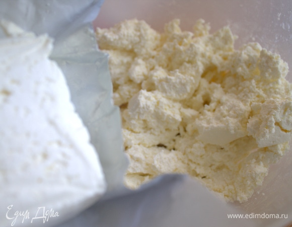 Лучше купить творог с пачке, у нас продают пачки по 350 г. Также подойдут детские сырки по 100 г, даже с добавками, у нас продают банановые, карамельные и с изюмом.